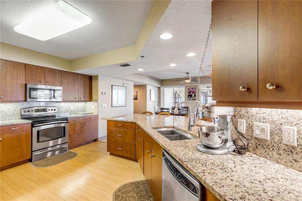 合同活跃: $719,900 (3 贝兹, 3 浴室, 2567 平方英尺)