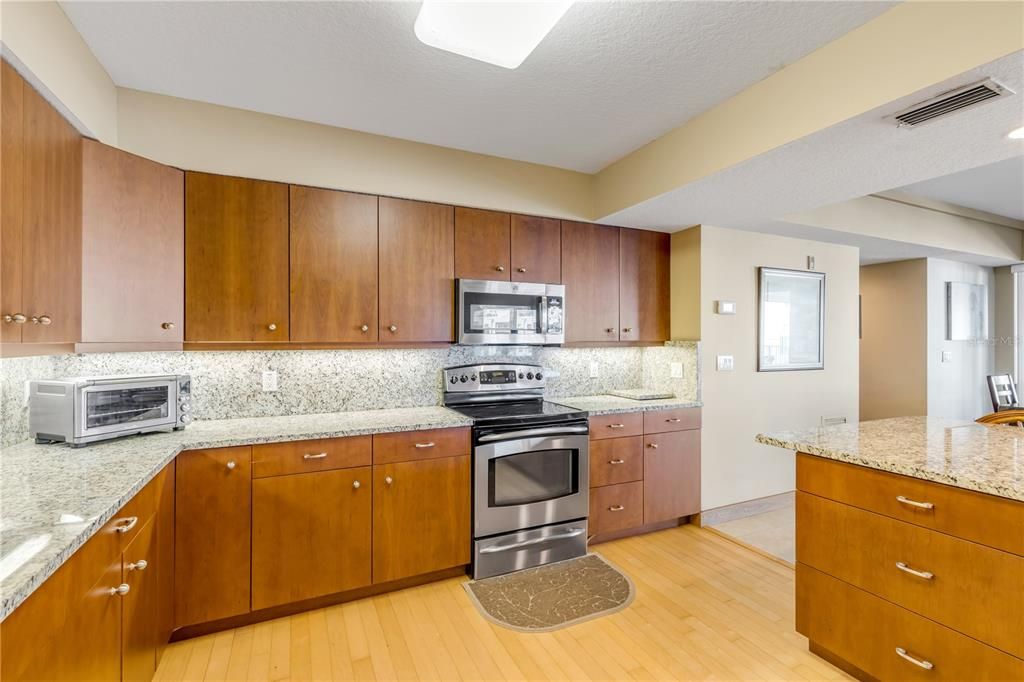 合同活跃: $719,900 (3 贝兹, 3 浴室, 2567 平方英尺)