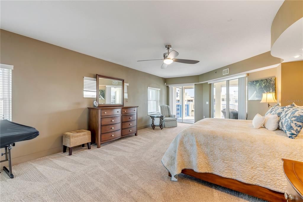 合同活跃: $719,900 (3 贝兹, 3 浴室, 2567 平方英尺)