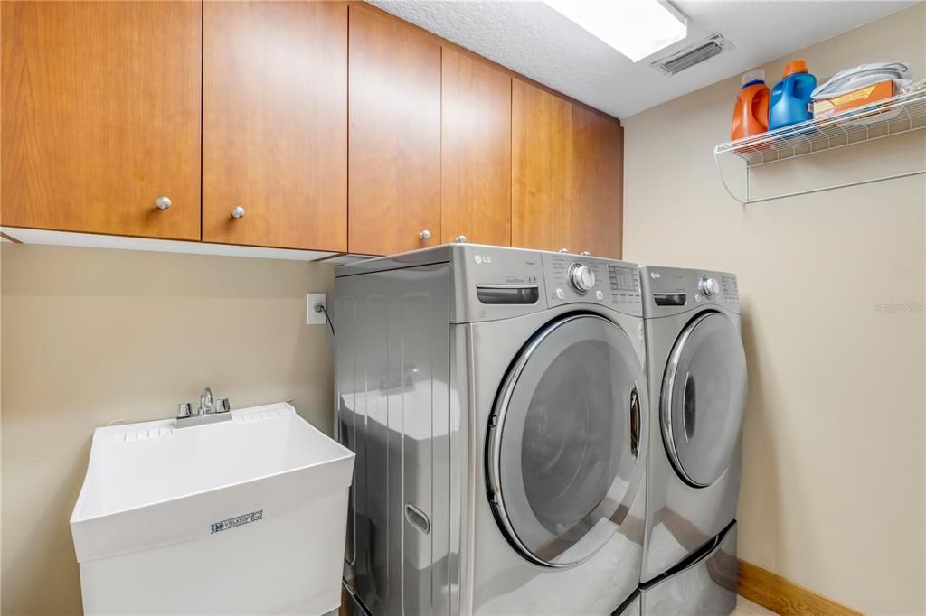 合同活跃: $719,900 (3 贝兹, 3 浴室, 2567 平方英尺)