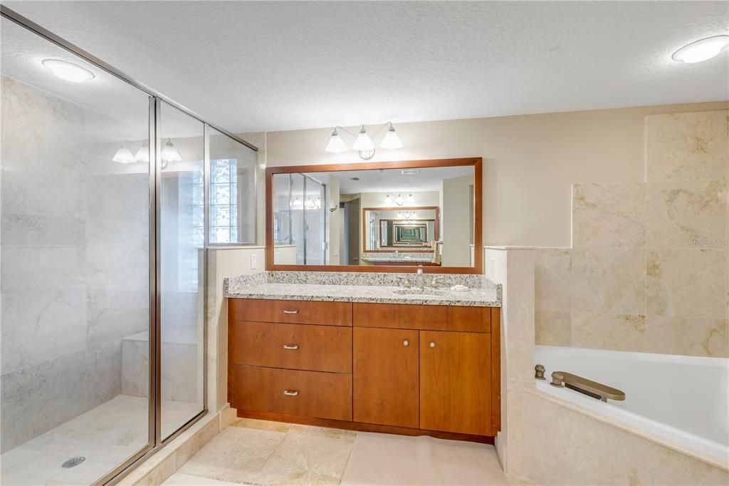 合同活跃: $719,900 (3 贝兹, 3 浴室, 2567 平方英尺)