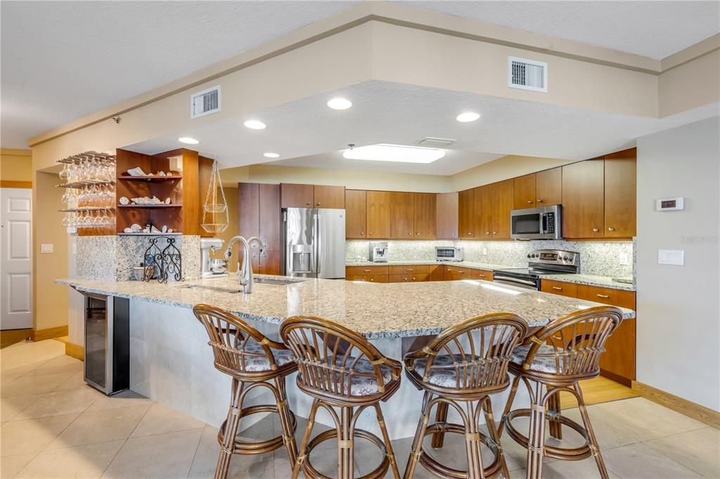 合同活跃: $719,900 (3 贝兹, 3 浴室, 2567 平方英尺)