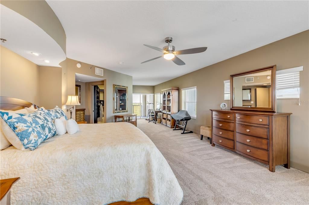 合同活跃: $719,900 (3 贝兹, 3 浴室, 2567 平方英尺)