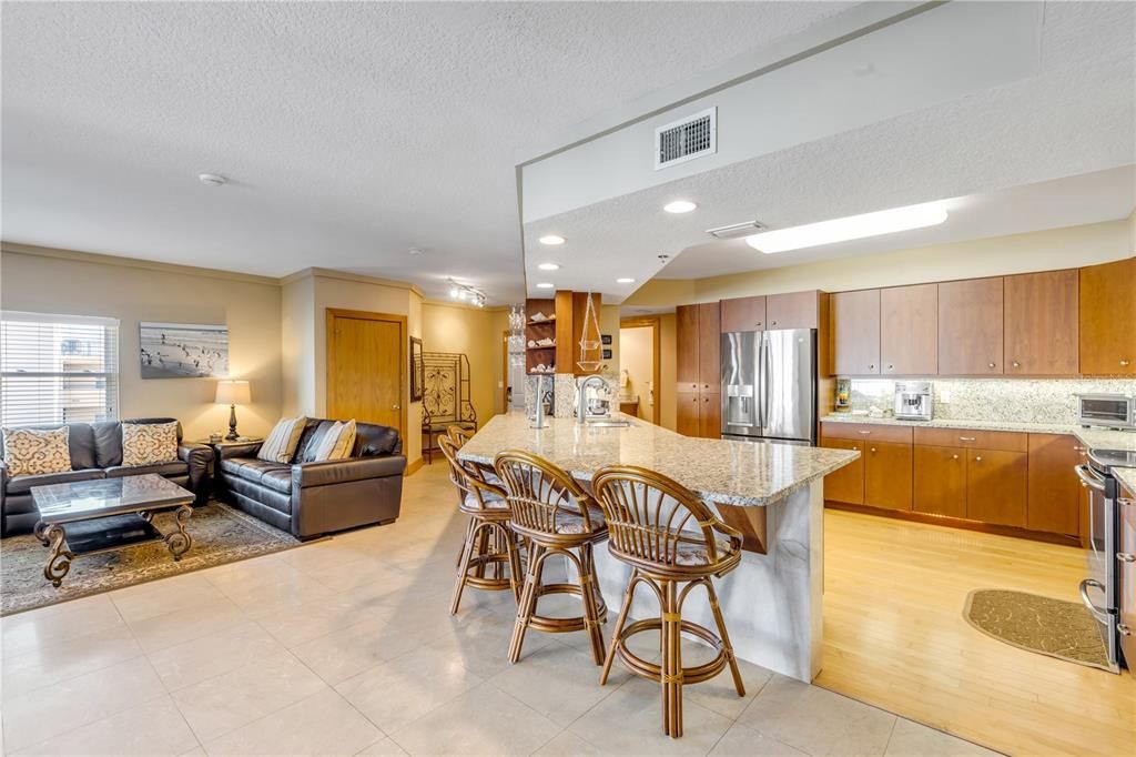 合同活跃: $719,900 (3 贝兹, 3 浴室, 2567 平方英尺)