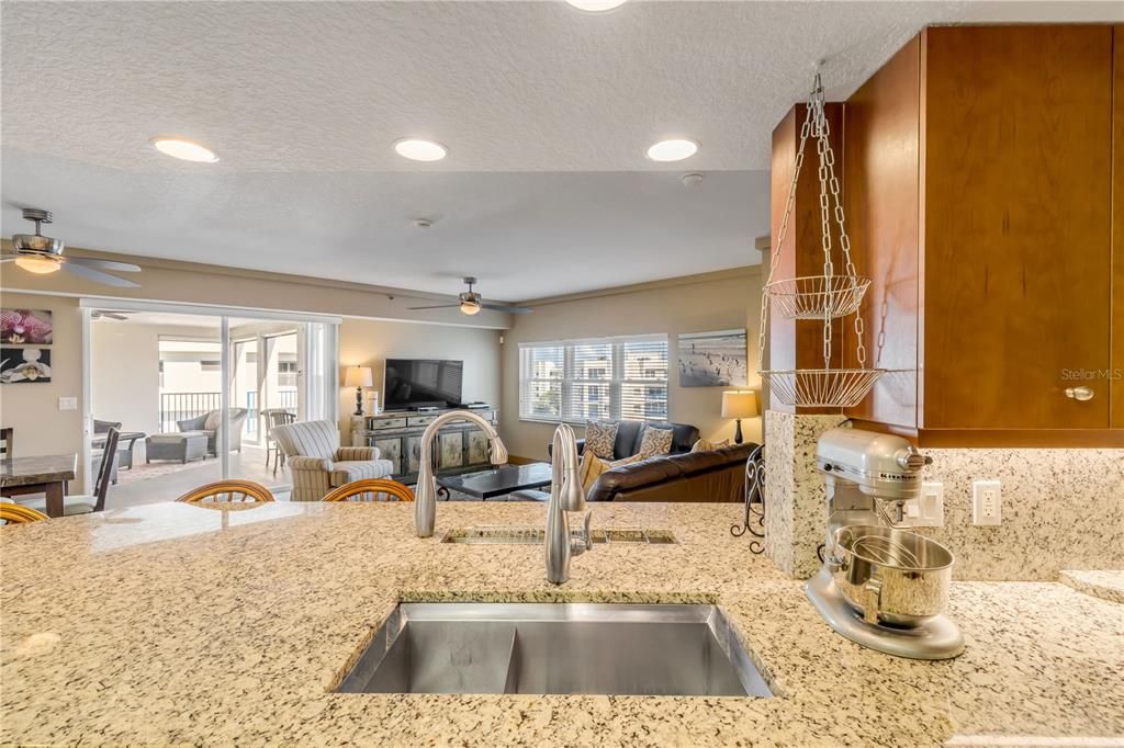 合同活跃: $719,900 (3 贝兹, 3 浴室, 2567 平方英尺)