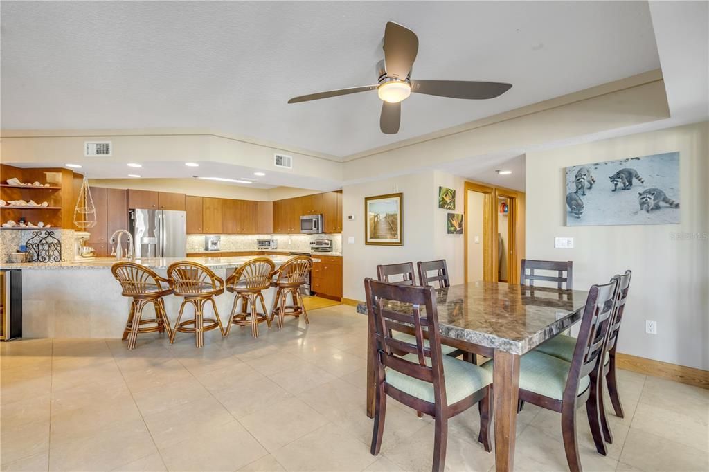 合同活跃: $719,900 (3 贝兹, 3 浴室, 2567 平方英尺)