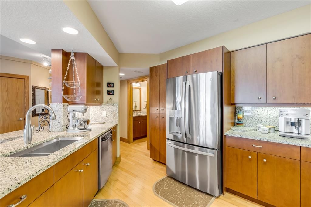 合同活跃: $719,900 (3 贝兹, 3 浴室, 2567 平方英尺)