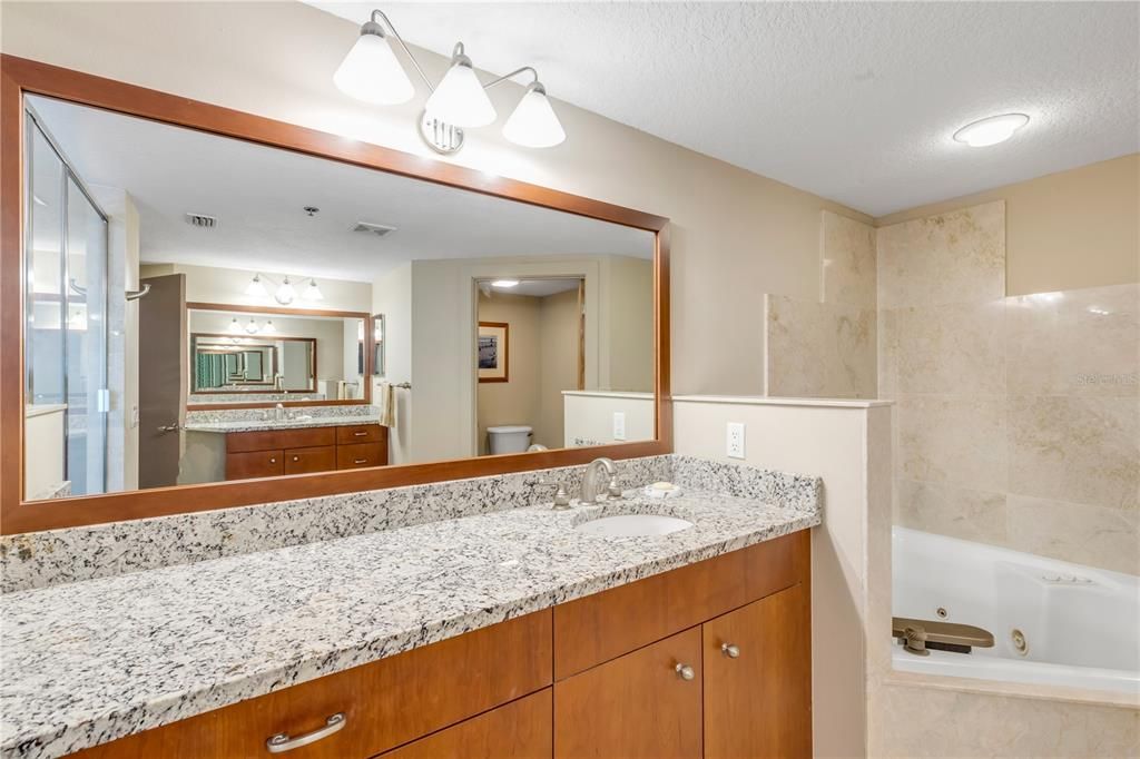 合同活跃: $719,900 (3 贝兹, 3 浴室, 2567 平方英尺)