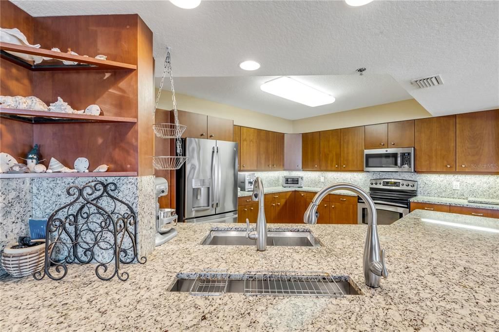 合同活跃: $719,900 (3 贝兹, 3 浴室, 2567 平方英尺)