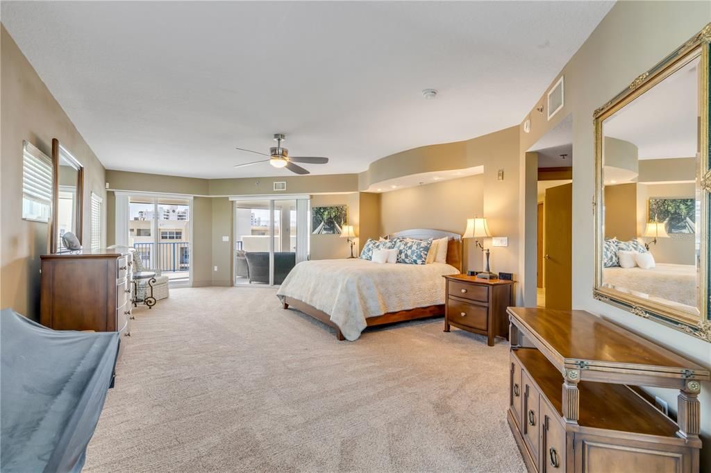 合同活跃: $719,900 (3 贝兹, 3 浴室, 2567 平方英尺)