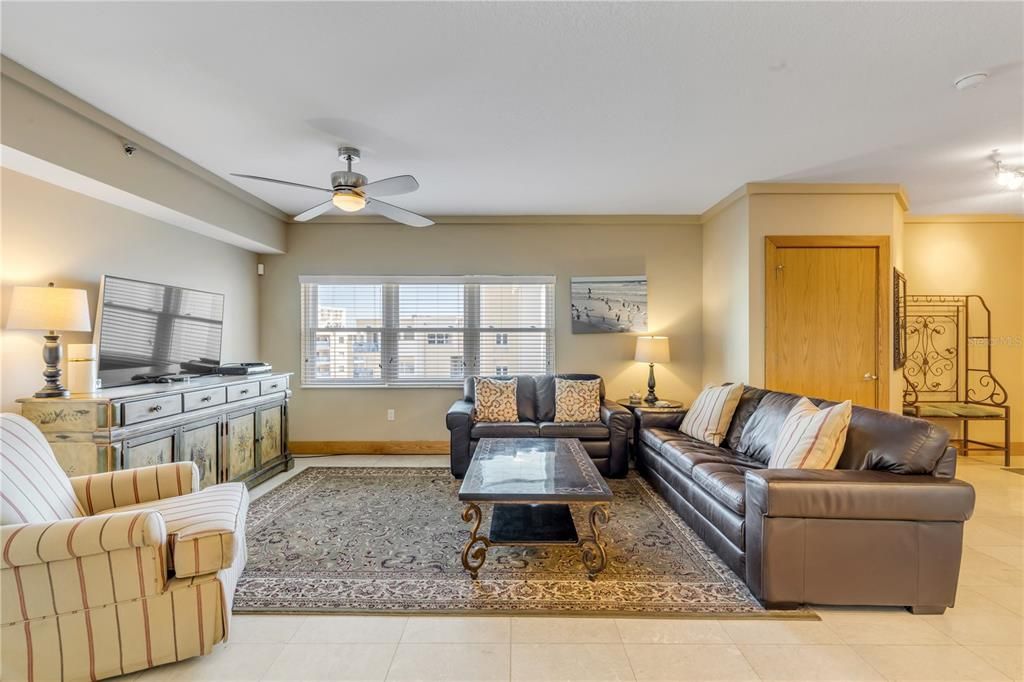 合同活跃: $719,900 (3 贝兹, 3 浴室, 2567 平方英尺)