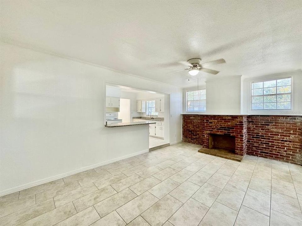 出租: $1,700 (3 贝兹, 1 浴室, 1272 平方英尺)