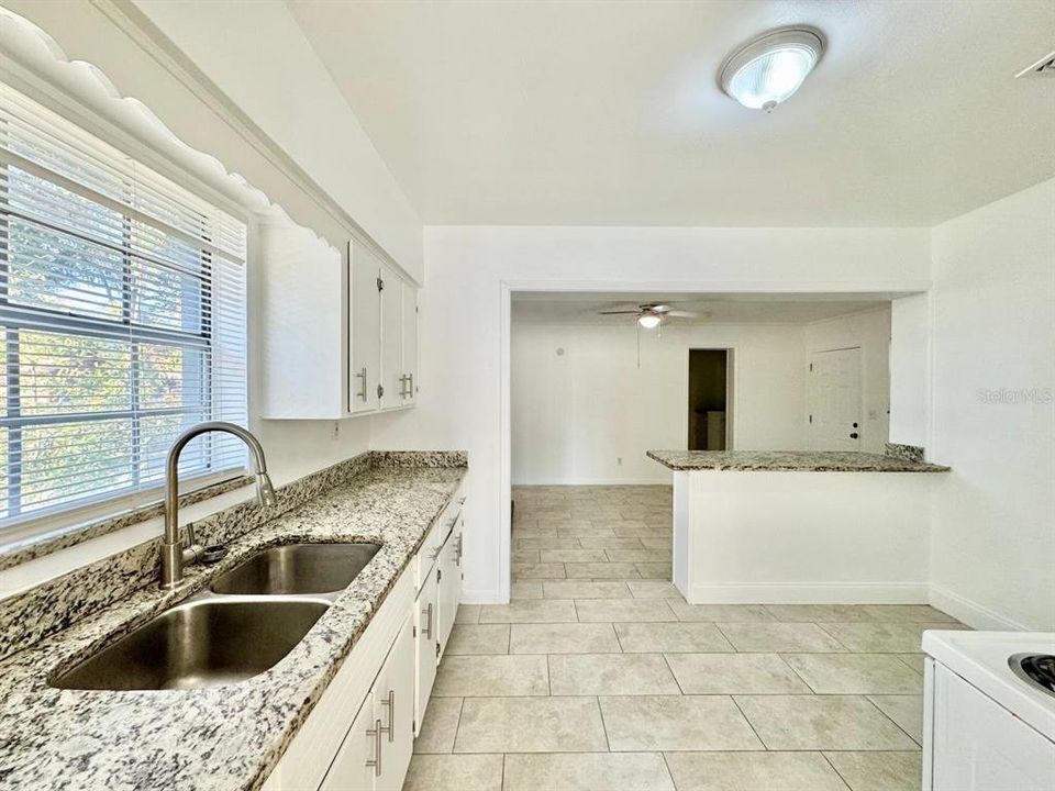 出租: $1,700 (3 贝兹, 1 浴室, 1272 平方英尺)