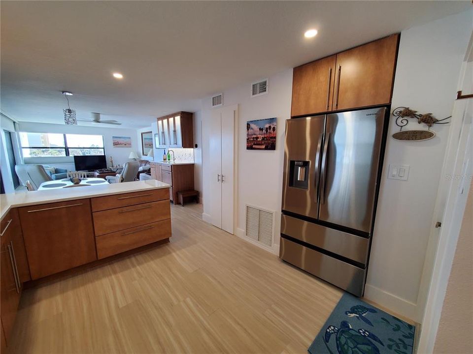 В аренду: $4,950 (2 спален, 2 ванн, 1040 Квадратных фут)