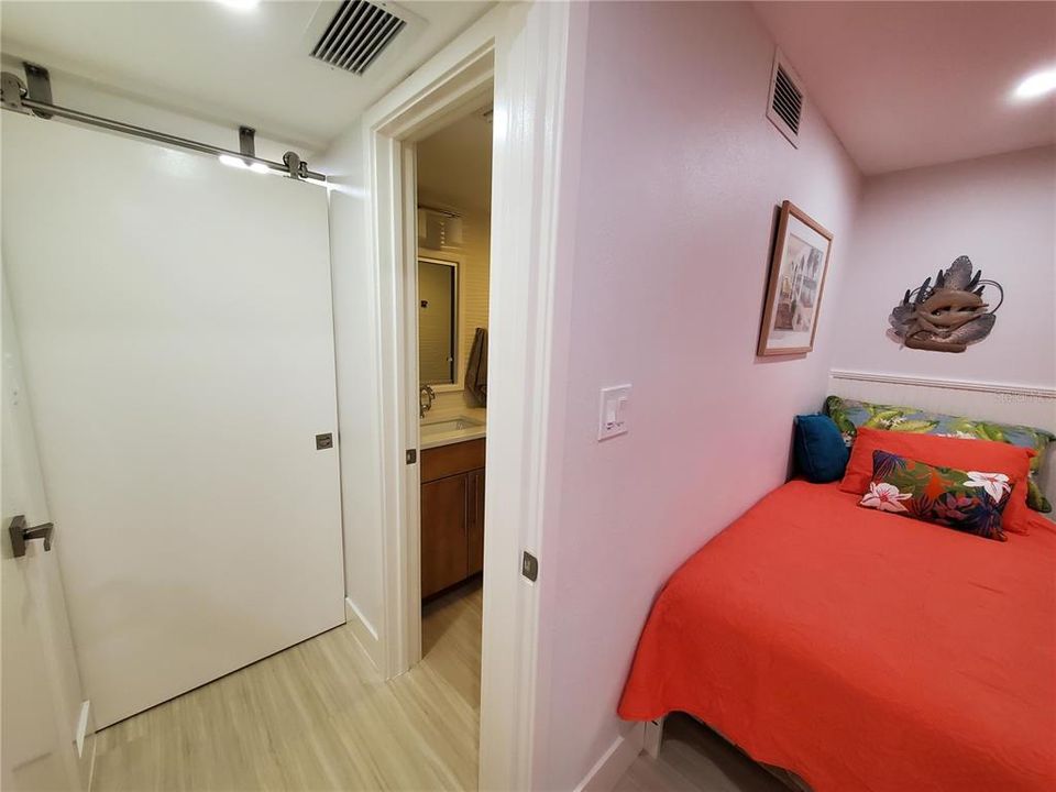 В аренду: $4,950 (2 спален, 2 ванн, 1040 Квадратных фут)
