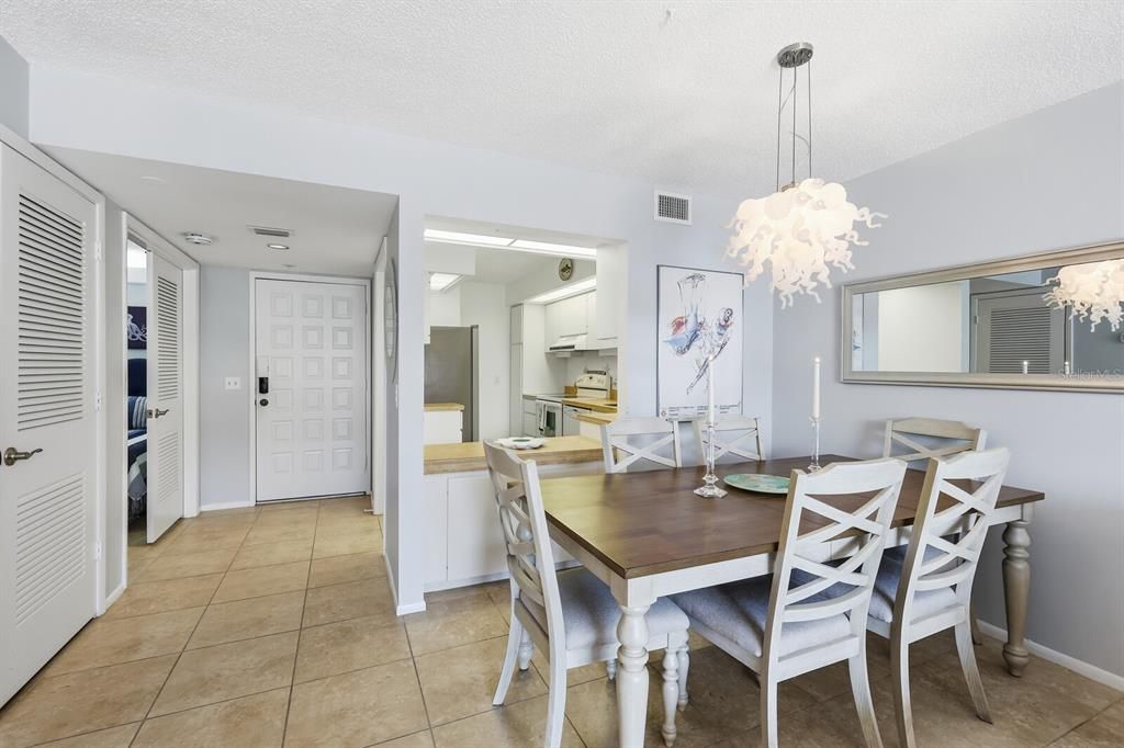 На продажу: $495,000 (2 спален, 2 ванн, 933 Квадратных фут)