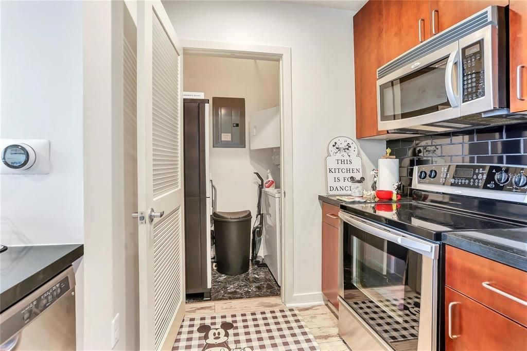 待售: $279,000 (1 贝兹, 1 浴室, 715 平方英尺)