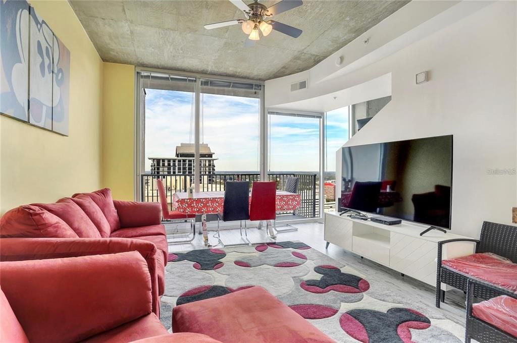 待售: $279,000 (1 贝兹, 1 浴室, 715 平方英尺)