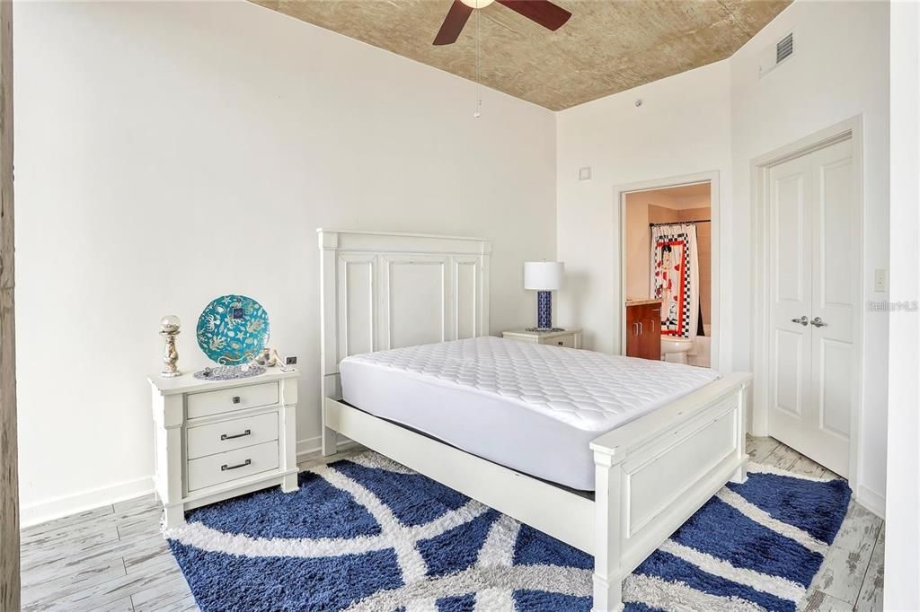 待售: $279,000 (1 贝兹, 1 浴室, 715 平方英尺)