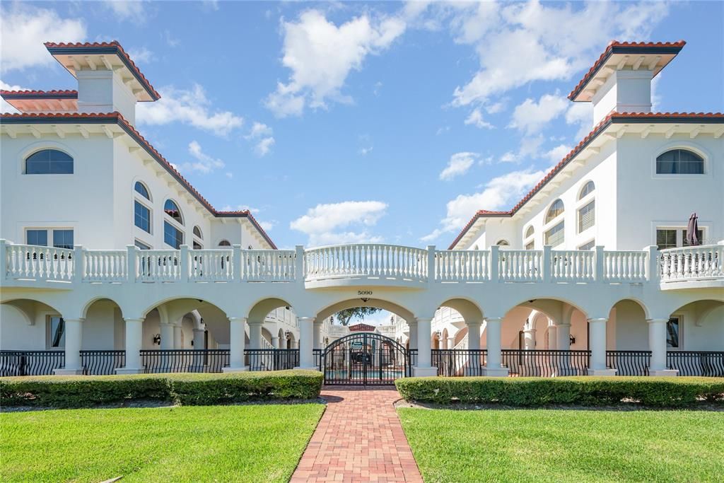 En Venta: $699,000 (4 camas, 2 baños, 2704 Pies cuadrados)