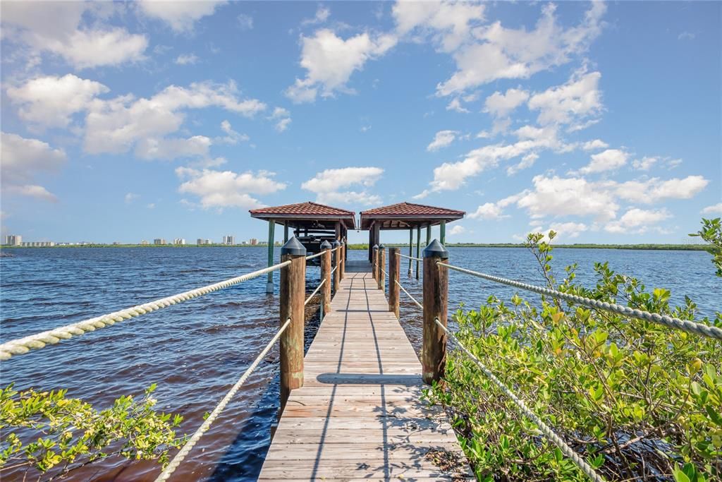 En Venta: $699,000 (4 camas, 2 baños, 2704 Pies cuadrados)