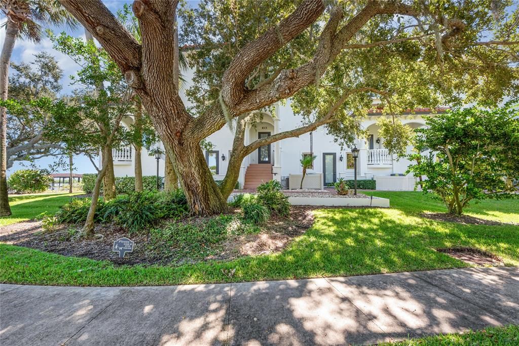 En Venta: $699,000 (4 camas, 2 baños, 2704 Pies cuadrados)