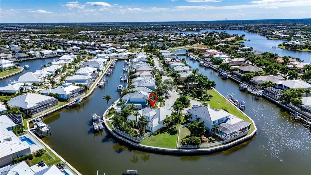 Под контрактом: $1,250,000 (4 спален, 2 ванн, 3549 Квадратных фут)