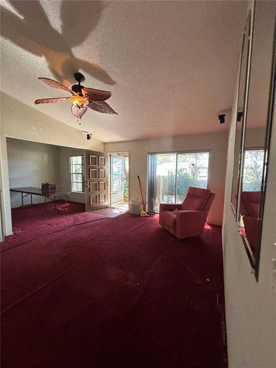 待售: $230,000 (2 贝兹, 2 浴室, 1050 平方英尺)