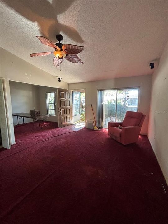 待售: $230,000 (2 贝兹, 2 浴室, 1050 平方英尺)