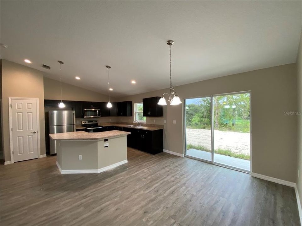 出租: $1,750 (3 贝兹, 2 浴室, 1555 平方英尺)