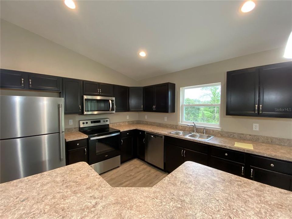 出租: $1,750 (3 贝兹, 2 浴室, 1555 平方英尺)