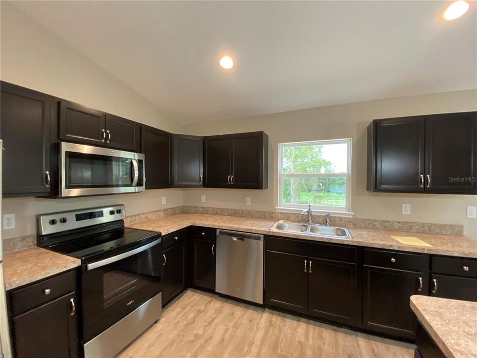 出租: $1,750 (3 贝兹, 2 浴室, 1555 平方英尺)