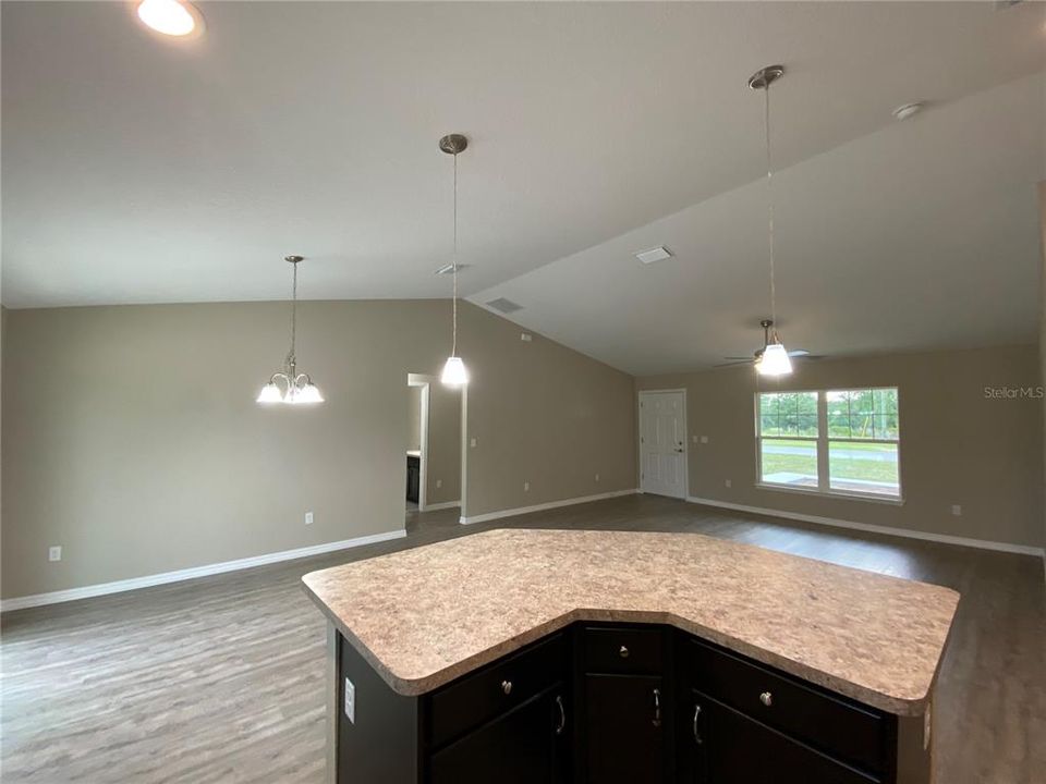 出租: $1,750 (3 贝兹, 2 浴室, 1555 平方英尺)