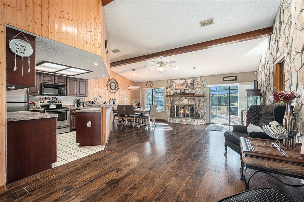 На продажу: $415,000 (3 спален, 2 ванн, 1933 Квадратных фут)