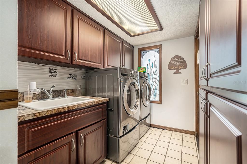 На продажу: $415,000 (3 спален, 2 ванн, 1933 Квадратных фут)