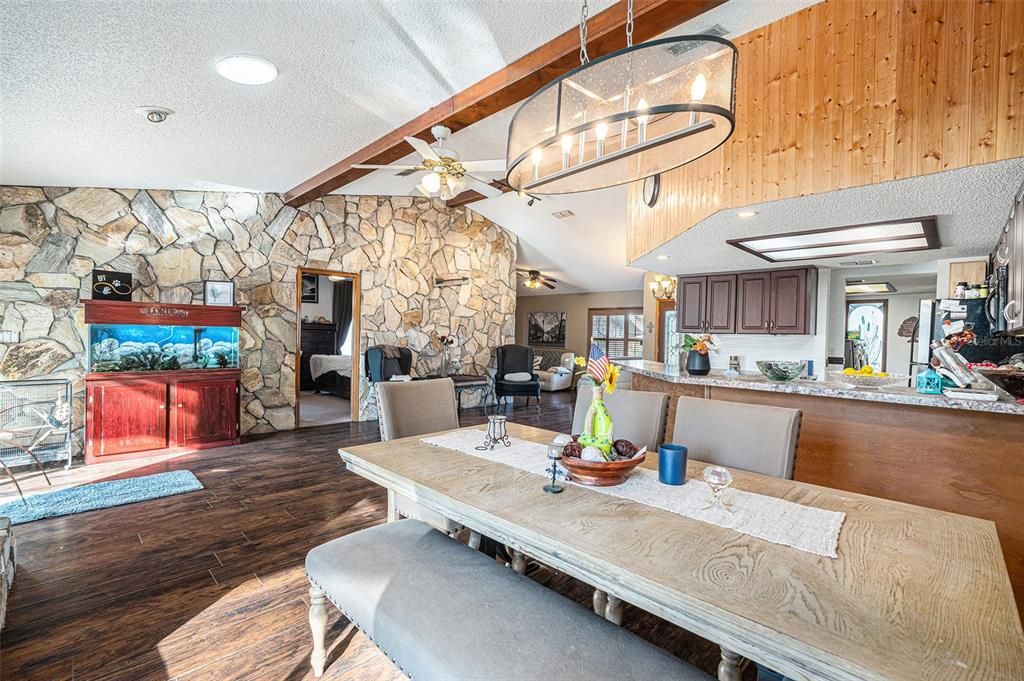 На продажу: $415,000 (3 спален, 2 ванн, 1933 Квадратных фут)