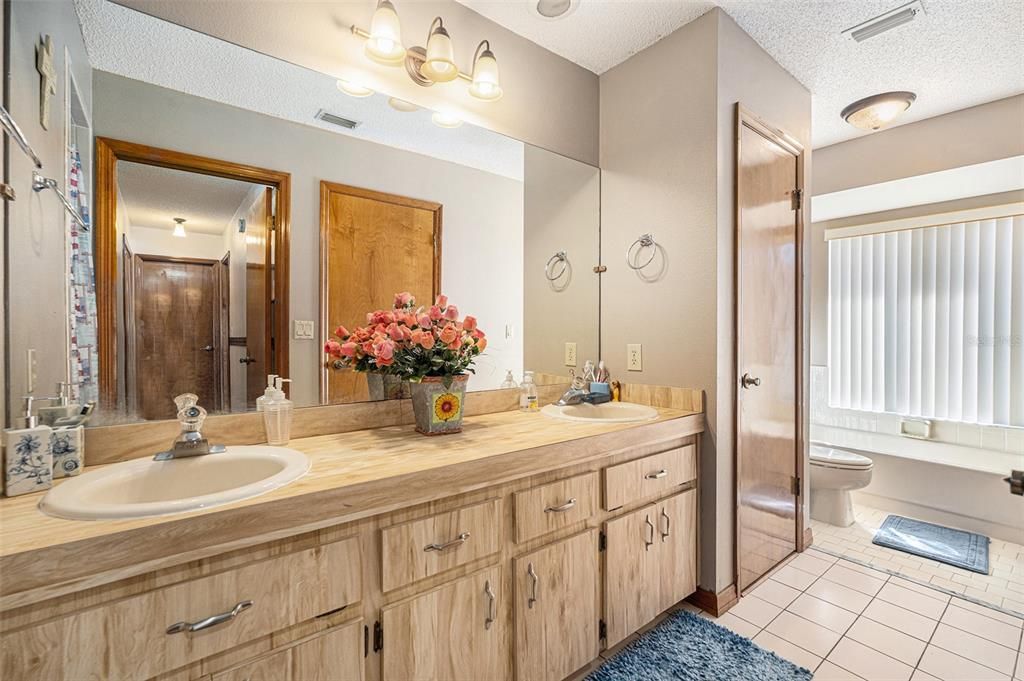 На продажу: $415,000 (3 спален, 2 ванн, 1933 Квадратных фут)