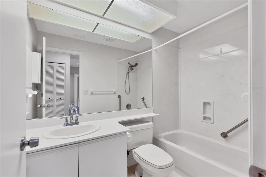 Active With Contract: $400,000 (3 beds, 2 baths, 1951 Square Feet)