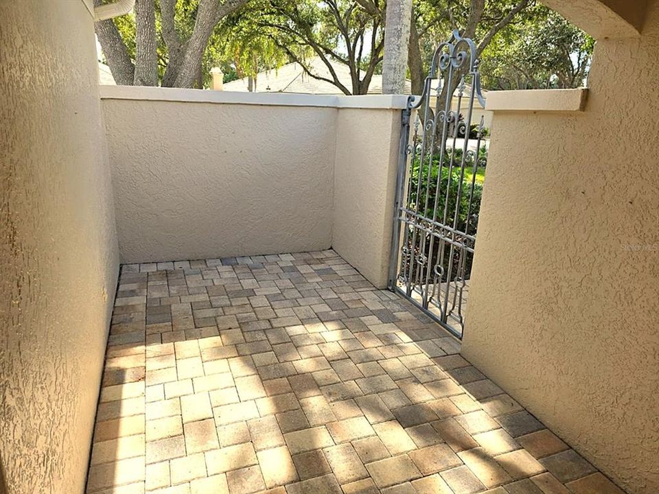 Active With Contract: $400,000 (3 beds, 2 baths, 1951 Square Feet)