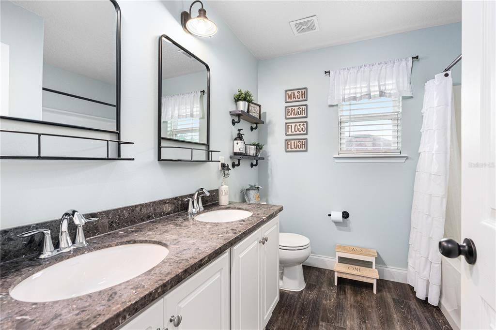 En Venta: $435,000 (4 camas, 2 baños, 2363 Pies cuadrados)