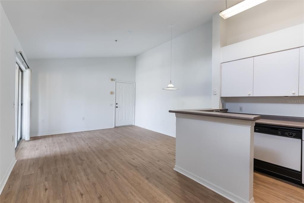 For Sale: $134,495 (1 beds, 1 baths, 650 Square Feet)