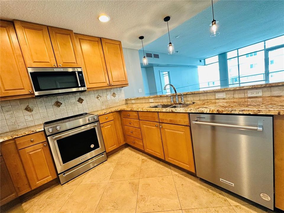 待售: $569,900 (2 贝兹, 2 浴室, 1740 平方英尺)