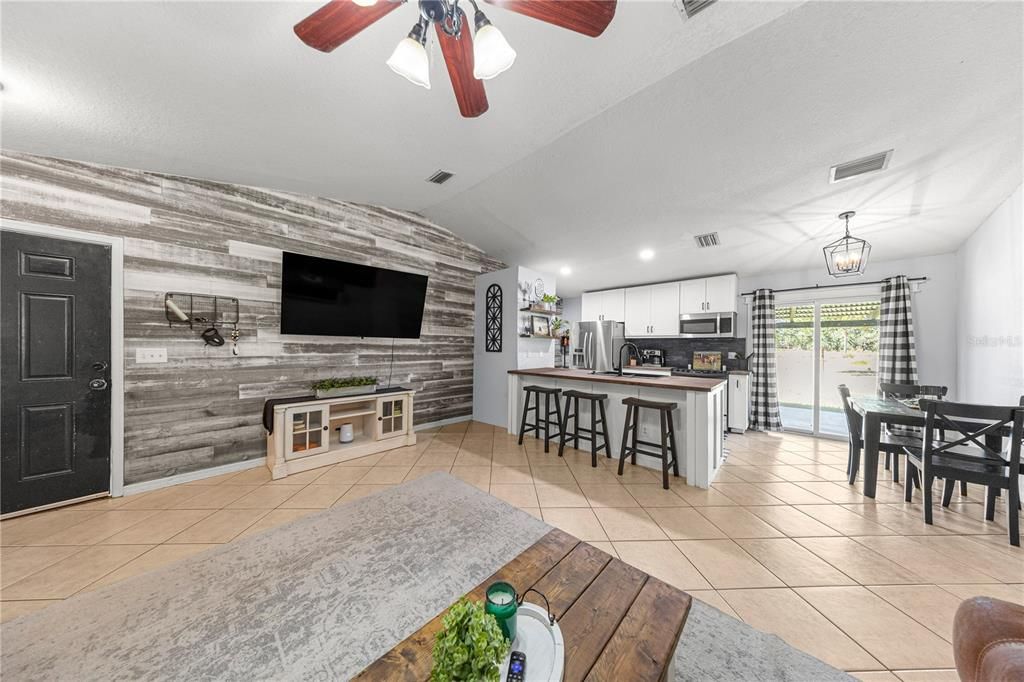 Под контрактом: $349,900 (3 спален, 2 ванн, 1196 Квадратных фут)