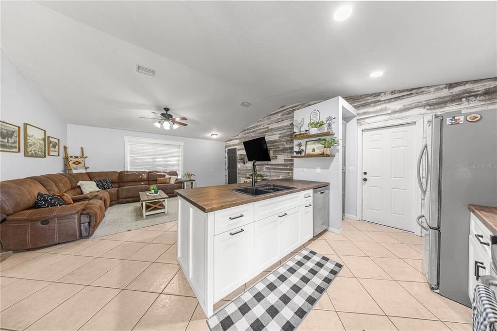 Под контрактом: $349,900 (3 спален, 2 ванн, 1196 Квадратных фут)