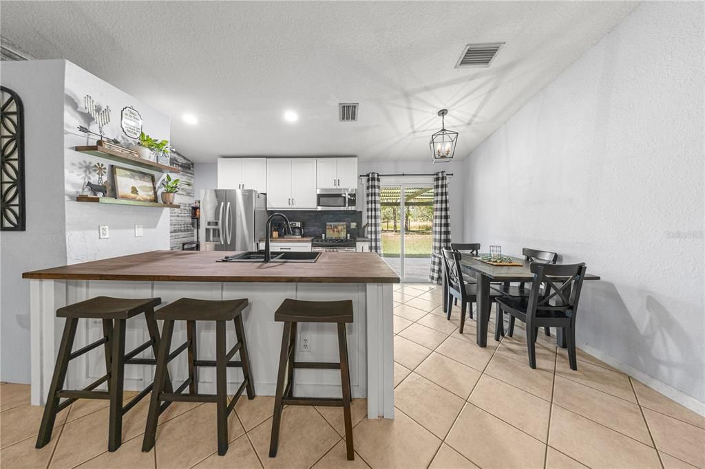 Под контрактом: $349,900 (3 спален, 2 ванн, 1196 Квадратных фут)