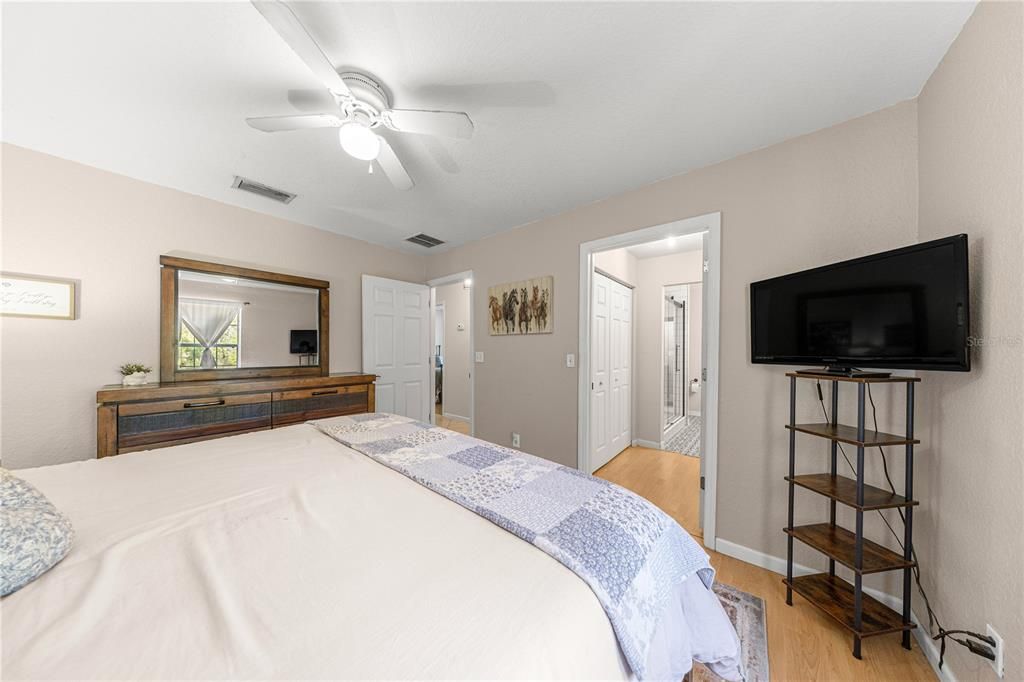 Под контрактом: $349,900 (3 спален, 2 ванн, 1196 Квадратных фут)