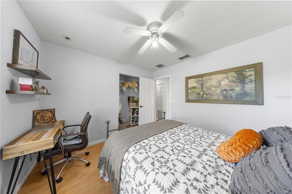 Под контрактом: $349,900 (3 спален, 2 ванн, 1196 Квадратных фут)