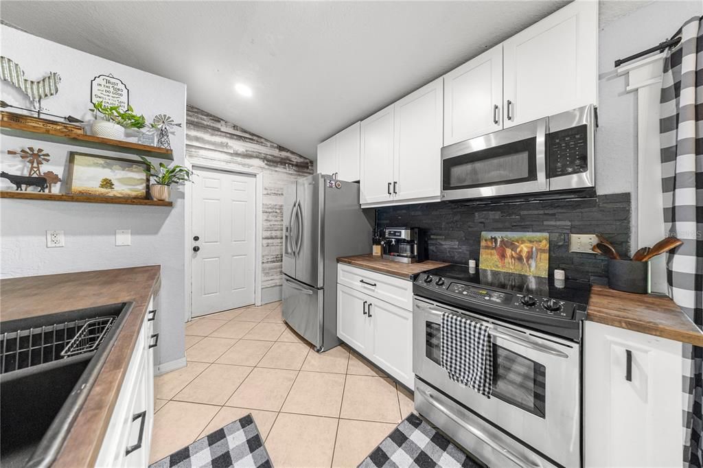 Под контрактом: $349,900 (3 спален, 2 ванн, 1196 Квадратных фут)