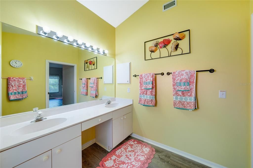 For Sale: $329,000 (2 beds, 2 baths, 1279 Square Feet)