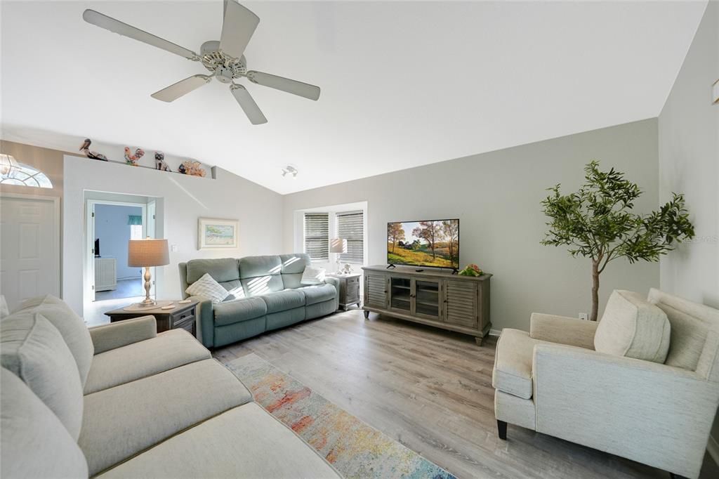 For Sale: $329,000 (2 beds, 2 baths, 1279 Square Feet)